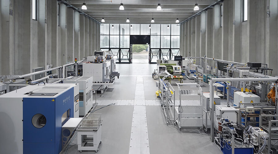 Die Produktionshalle der ETA-Fabrik: Forschung an einer realen Produktionskette