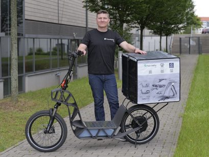Leicht, robust, kostengünstig und bestens recyclebar: der 3D-gedruckte Rahmen des Cargo-Scooters (mit Projektleiter Roberto Seyfert) | Quelle: Fraunhofer IWU Chemnitz