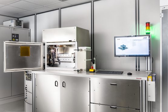 Laser-Sinteranlage des wbk Institut für Produktionstechnik mit automatisierter Endlosfaserintegration | © KIT, Amadeus Bramsiepe