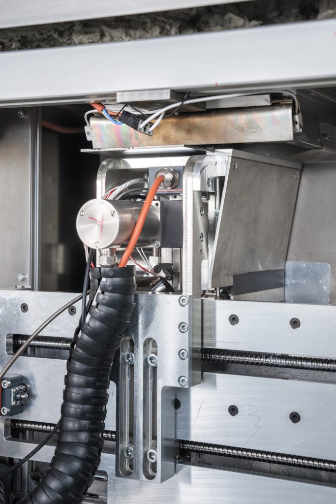 Faserintegrationseinheit der am wbk Institut für Produktionstechnik entwickelten Laser-Sinteranlage zur automatisierten Integration von Endlosfasern | ©KIT, Amadeus Bramsiepe