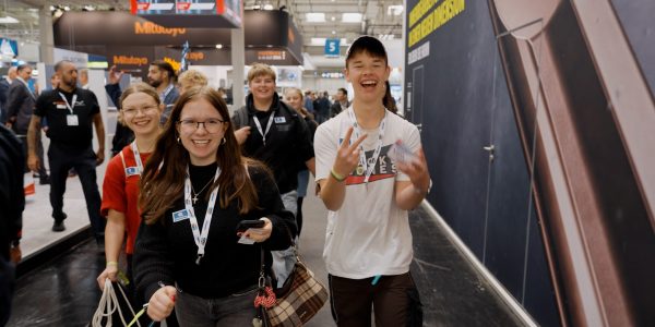 Jugendliche im Laufen auf der Messe