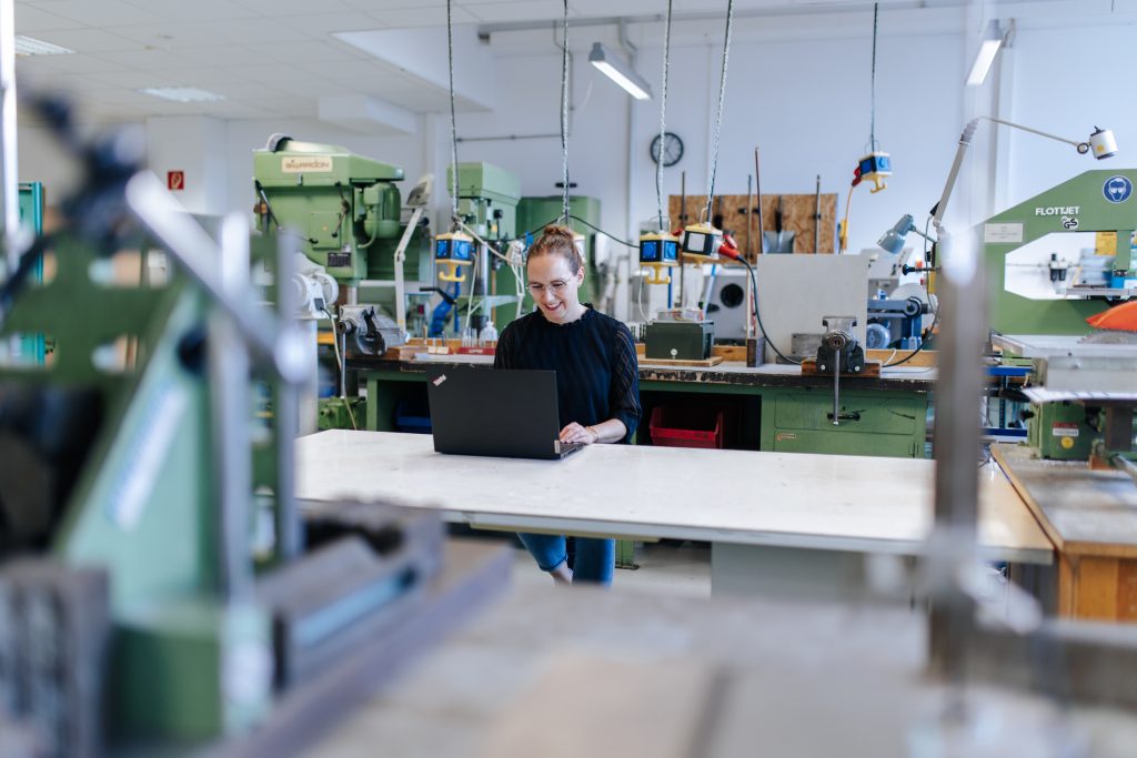 Beitragsbild: Im Rahmen des Projekts „transform_EMN“ werden Prozessdaten ausgewertet und die Funktionsweise der Demonstratoren zur KI-gestützten Produktion überprüft. Quelle: TF FAU | FATHER&SUN