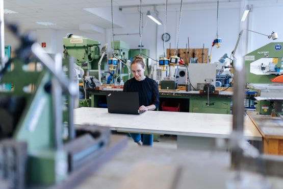 Beitragsbild: Im Rahmen des Projekts „transform_EMN“ werden Prozessdaten ausgewertet und die Funktionsweise der Demonstratoren zur KI-gestützten Produktion überprüft. Quelle: TF FAU | FATHER&SUN