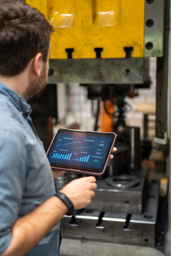 Bild 3: Überwachung der Pressenparameter | Quelle: IFUM Hannover