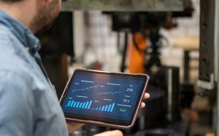 Bild 3: Überwachung der Pressenparameter | Quelle: IFUM Hannover