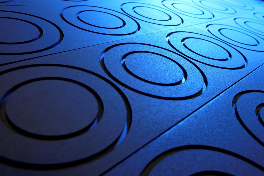 Beitragsbild: Bearbeitung von Reibwerkstoffhalbzeugen. | Quelle: IFW Hannover; Copyright: Bremskerl-Reibbelagwerke Emmerling GmbH & Co. KG