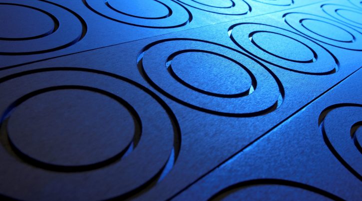 Beitragsbild: Bearbeitung von Reibwerkstoffhalbzeugen. | Quelle: IFW Hannover;  Copyright: Bremskerl-Reibbelagwerke Emmerling GmbH & Co. KG