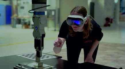 Beitragsbild: Intuitive Roboterprogrammierung mit Hilfe von Augmented Reality. | Quelle: Sonja Bald, match Hannover