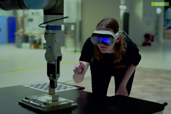 Beitragsbild: Intuitive Roboterprogrammierung mit Hilfe von Augmented Reality. | Quelle: Sonja Bald, match Hannover