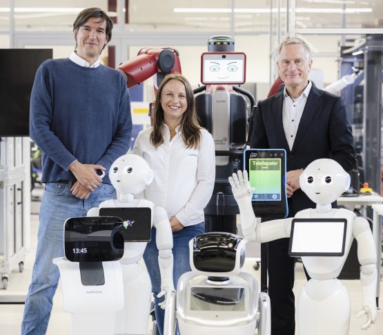 Beitragsbild: Forschende des Projekts FORSocialRobots am FAPS Erlangen (v.l.n.r. Dr. Sebastian Reitelshöfer, Nina Merz, Prof. Jörg Franke) |  Quelle: FAU | Giulia Iannicelli