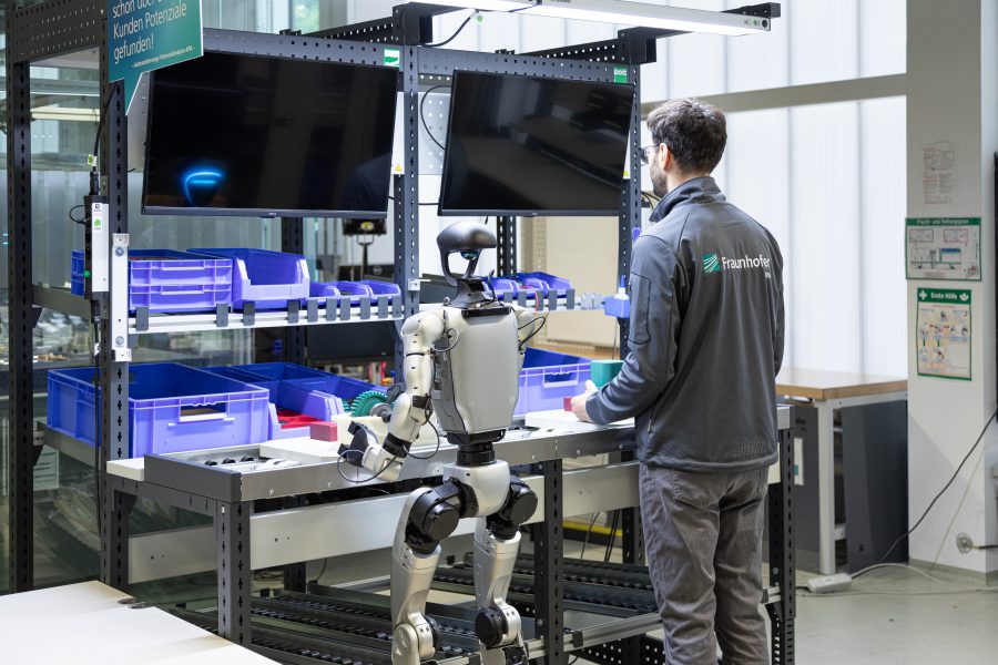 Beitragsbild: Humanoide Roboter sind ein prominentes Beispiel für vielfältige Einsatzmöglichkeiten einer Embodied AI. Quelle: Fraunhofer IPA/Foto: Rainer Bez.