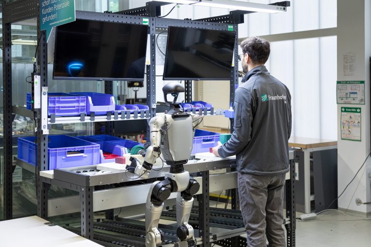 Humanoide Roboter sind ein prominentes Beispiel für vielfältige Einsatzmöglichkeiten einer Embodied AI. Quelle: Fraunhofer IPA/Foto: Rainer Bez.