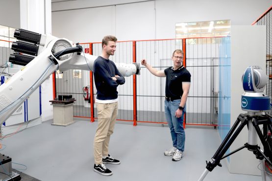 Beitragsbild: Hochpräzise Kalibrierung von Industrierobotern mittels Lasertracker | Quelle: ISW Uni Stuttgart