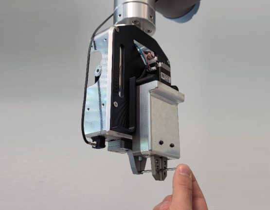 Beitragsbild: Modulares Greifersystem im montierten Zustand an einem kollaborierenden Leichtbauroboter, Greifen des zu prüfenden Präzisionswerkstücks zur Vorbereitung der taktilen Messung mithilfe eines separaten Messmoduls, Quelle: TU Chemnitz