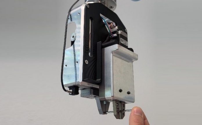 Modulares Greifersystem im montierten Zustand an einem kollaborierenden Leichtbauroboter, Greifen des zu prüfenden Präzisionswerkstücks zur Vorbereitung der taktilen Messung mithilfe eines separaten Messmoduls, Quelle: TU Chemnitz