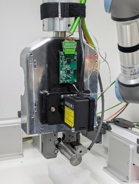 Bild 1: Modulares Greifersystem im montierten Zustand an einem kollaborierenden Leichtbauroboter, Modifikation des Greifers zum Greifen und Rotieren von Werkstücken für deren geometrische Analyse mithilfe von Lasersensor und paralleler Temperaturmessung. | Quelle: TU Chemnitz