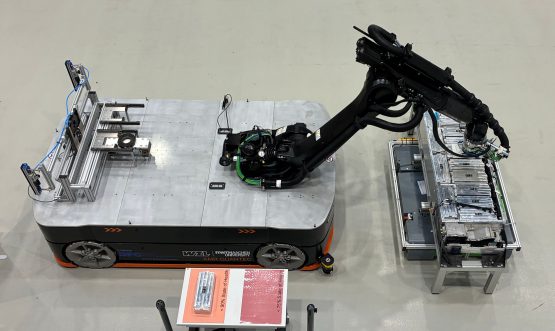 Beitragsbild: Mobiler Großroboter bei der Demontage von Batteriemodulen | Quelle: WZL Aachen