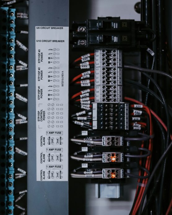 Bild 1: Schaltschrank, Quelle: WZL Aachen | Bruno Guerrero, Unsplash