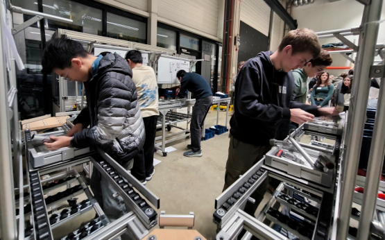 Beitragsbild: Studierende bei einem Workshop zur Planung von hybriden Wiederaufbereitungssystemen am Demonstrator in der WZL-Maschinenhalle | Quelle: MINT-EC
