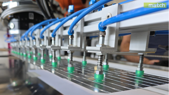 Abbildung 1: Entwickelter Greifer für die flexible Handhabung von Solarzellenstrings, Quelle: match Hannover