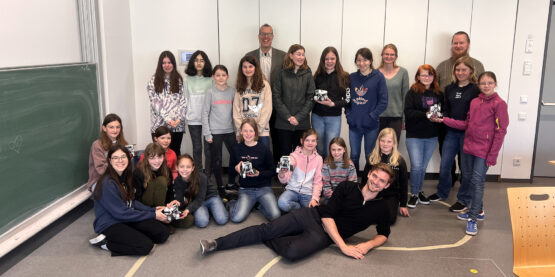 Teilnehmerinnen des Girls‘Day, (v.l.n.r.) Dr.-Ing. Oliver Kreis (Geschäftsführer Lehre des Departments Maschinenbau), Patrick Schmitt (Studienfachberater des Departments Maschinenbau) und Marvin Schobert (wissenschaftlicher Mitarbeiter des Lehrstuhls FAPS). | Quelle: Bildquelle: MB / FAPS Erlangen