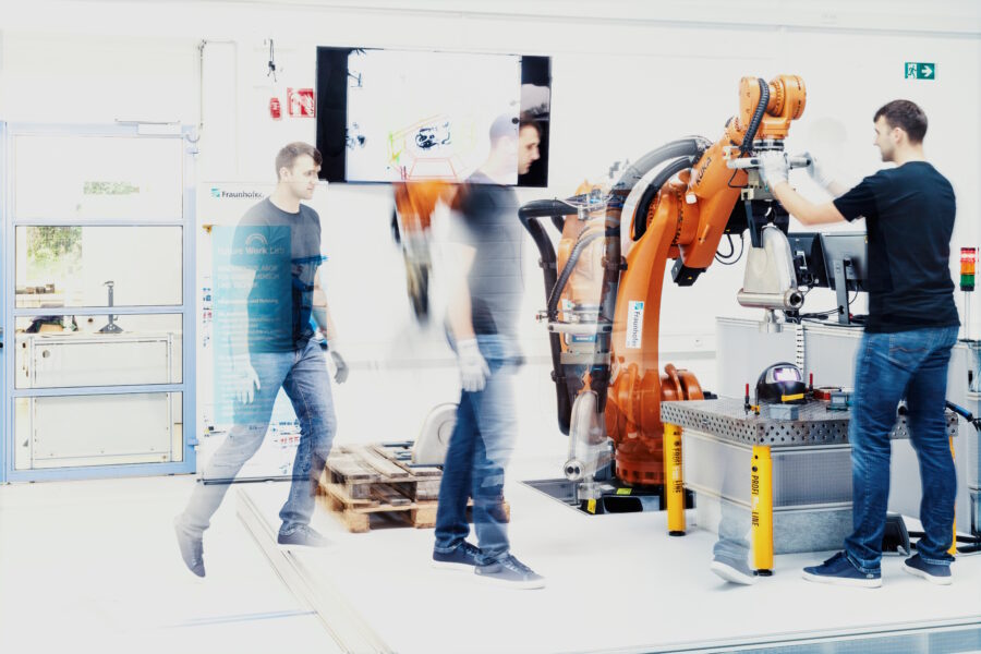 Wenn ein Mensch den Arbeitsraum eines Cobots betritt, wird der Roboterprozess meist unterbrochen | Quelle: Fraunhofer IPA, Rainer Bez