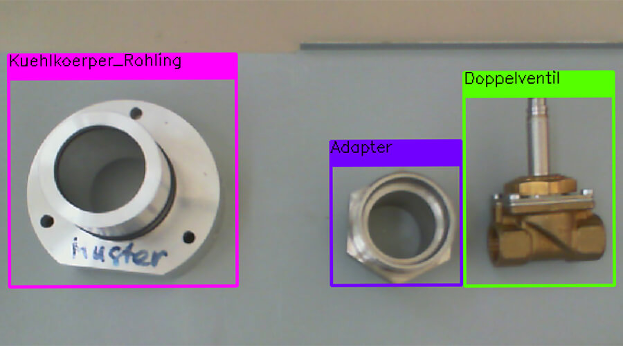 Abbildung 3: Beispielanwendung für einen Kitting-Prozess. Das Neuronale Netz erkennt selbst bei schlechter Bildqualität wie bei Webcams, wo ein Bauteil liegt und um welches es sich handelt. | Bildquelle: Fraunhofer IPK