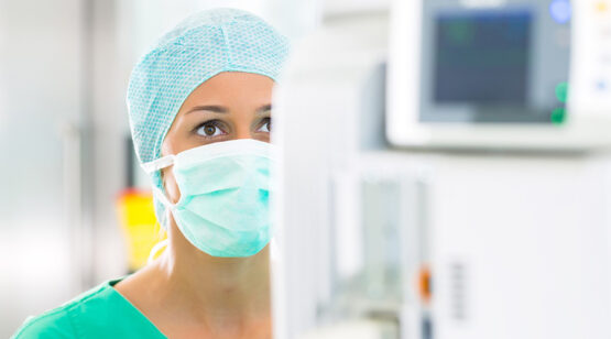 Das Fraunhofer IPT aus Aachen erarbeitet Konzepte für eine nachhaltige Produktion medizinischer Schutzausrüstung in Deutschland und betrachtet dazu neue, ganzheitliche Produktionssysteme. | Quelle: PantherMedia / Kzenon