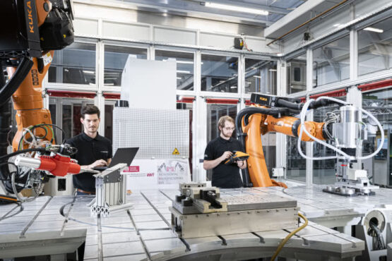 Roboterbasierte Anlage zur flexiblen Fertigung von Bauteilen ("Incremental Manufacturing Lab") | Quelle: Markus Breig (KIT/CroM) für BMBF/ IWF, TU Braunschweig