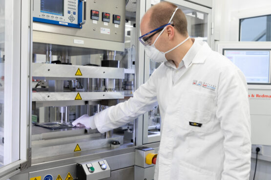 Konventionelle Tiefziehvorrichtung zur Umformung der Mehrkomponentenfolie als Pouchzell-Gehäuse (Quelle: Battery LabFactory Braunschweig)