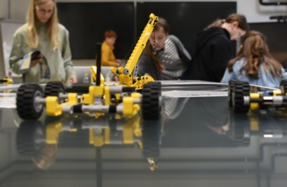 Bild 3: Beim Bau von Lego-Technik-Modellen üben die Teilnehmenden strukturierte und effiziente Zusammenarbeit in der Gruppe | Quelle: TU-Braunschweig