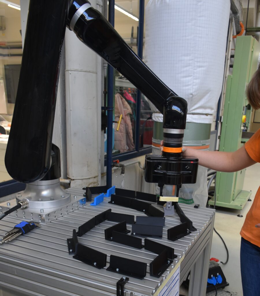 Bild 4: Mensch-Roboter-Kooperation: Durch händische Verfahren erlernt der Roboter Wege für den später automatisierten Betrieb | Quelle: TU-Braunschweig