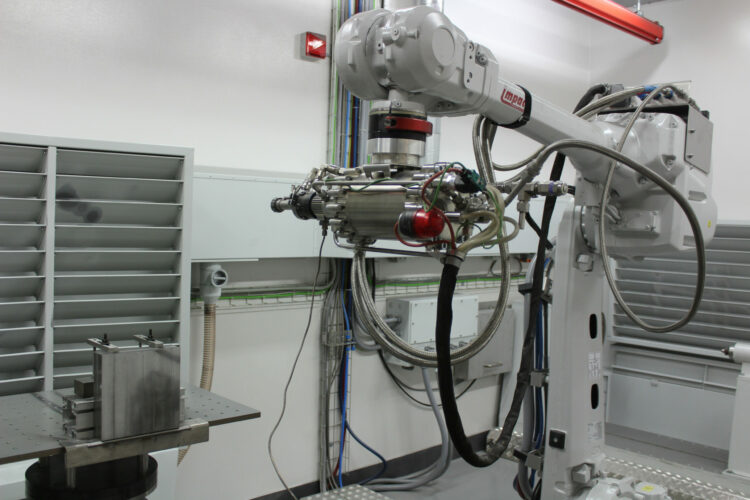 Bild 1: Roboter für die Fertigung mittels Coldspray-Technologie | Quelle: IWF Berlin