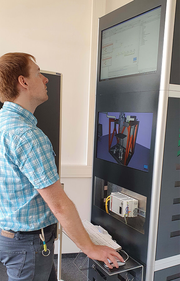 Wissenschaftler bei der virtuellen Inbetriebnahme einer Produktionsanlage am Simulationsturm. | Quelle Fraunhofer IWU