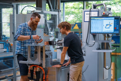 IWU-Wissenschaftler Mirko Bach mit studentischer Hilfskraft Niclas Pohl vor einer Biegemaschine | Quelle: Fraunhofer IWU