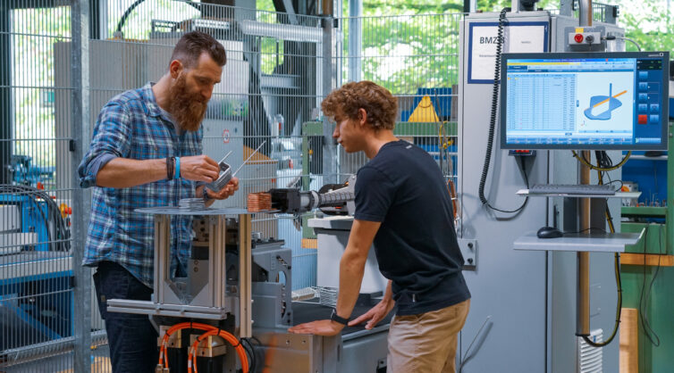 IWU-Wissenschaftler Mirko Bach mit studentischer Hilfskraft Niclas Pohl vor einer Biegemaschine | Quelle: Fraunhofer IWU