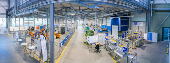 Panorama-Blick auf die industrienahe Shopfloor-Ebene der LPS Lern- und Forschungsfabrik | Quelle: Lehrstuhl für Produktionssysteme