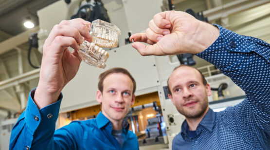 Andreas Wächter und Lucas Kluy, ProWiN Projekt TH Darmstadt, Schnellläuferpresse | Quelle: PtU Darmstadt, Stefan Wildhirt / LEA Hessen GmbH