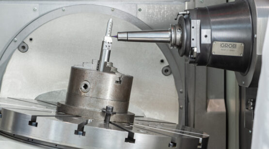 Bild 3: Fertigung eines Implantates auf dem Bearbeitungszentrum G350 (GROB-Werke GmbH & Co. KG) © Uli BenzTUM | Quelle: iwb, Technische Universität München