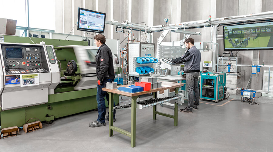 Studierende als Maschinenbedienende während eines Workshops in der Lernfabrik  | Quelle: PTW Darmstadt