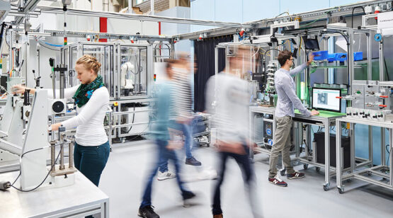 Die Lernfabrik befasst sich als weltweit einzige ausschließlich mit der Produktion in globalen Netzwerken und ist mit den wbk-Standorten in China verknüpft. | Quelle: Sandra Göttisheim/KIT